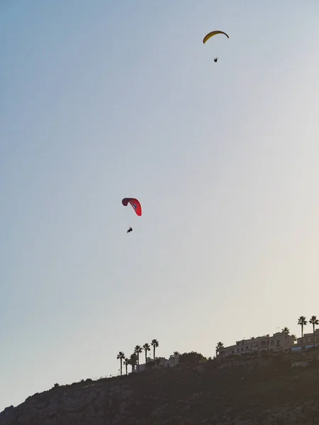 Paragliding Olağanüstü Bir Spor Mavi Gökyüzünde Uçan Paragliderler Silueti Spanya — Stok fotoğraf
