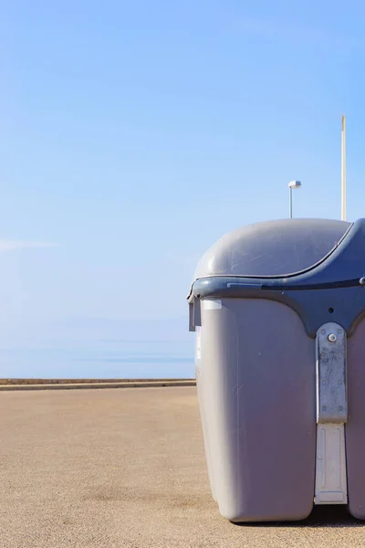 海の海岸に工業用の大きなゴミ箱屋外 スペースのコピー — ストック写真