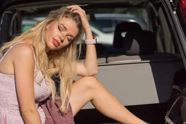 Jovem Mulher Loira Bonita Relaxando Carro Durante Viagem Férias Verão — Fotografia de Stock