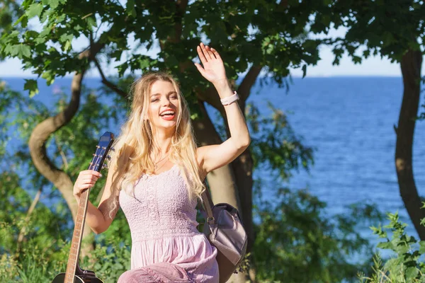 Hippie Olhando Jovem Mulher Adulta Vestindo Roupa Cigana Ter Guitarra — Fotografia de Stock