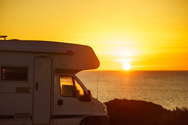 Wohnwagen Freizeitfahrzeug Bei Sonnenaufgang Der Mittelmeerküste Spanien Zelten Naturstrand Urlaub — Stockfoto