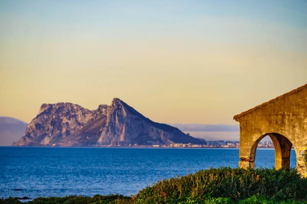 与直布罗陀岩石在地平线上的海景 从西班牙安达卢西亚蓬塔马拉Torrecarbonera海滩看风景 — 图库照片