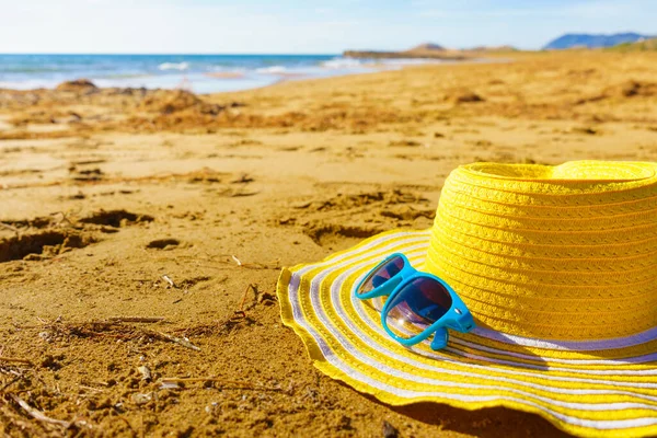 Verano Vacaciones Descansando Playa Gafas Sol Azules Sombrero Paja Amarilla —  Fotos de Stock