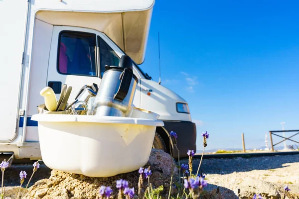 Bowl Vol Met Vuile Borden Buiten Tegen Camper Voertuig Afspoelen — Stockfoto