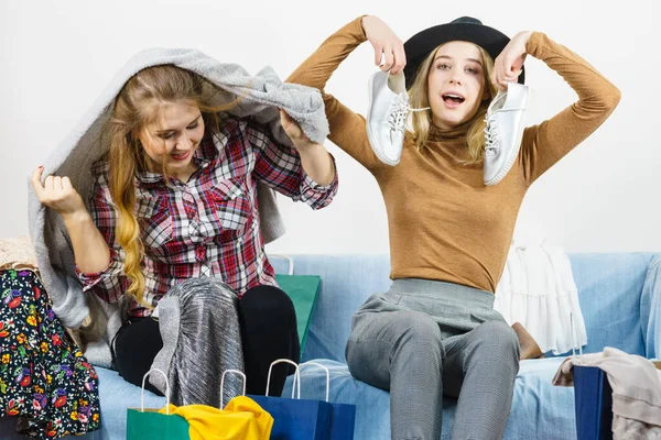 Δύο Χαρούμενες Γυναίκες Διασκεδάζουν Μετά Ψώνια Διαλέγοντας Ρούχα Στην Ντουλάπα — Φωτογραφία Αρχείου