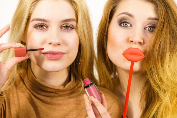 Zwei Frauen Haben Spaß Beim Schminken Freunde Mit Lipgloss Oder — Stockfoto