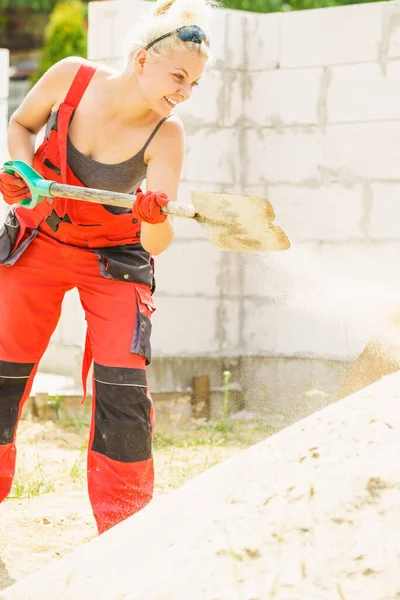 Женщина Упорно Работает Строительной Площадке Используя Лопату Копающую Песчаную Почву — стоковое фото