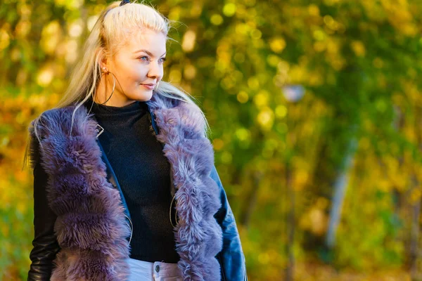 Kvinna Bär Fashionabla Outfit Konstgjord Päls Promenader Höstens Park — Stockfoto