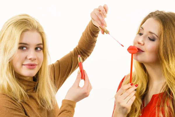 Duas Mulheres Divertindo Enquanto Fazem Pazes Amigos Segurando Gloss Batom — Fotografia de Stock