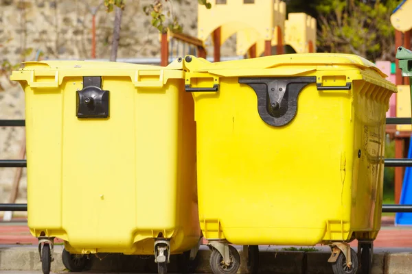 Tempat Sampah Kuning Besar Industri Luar Ruangan Pinggir Jalan — Stok Foto