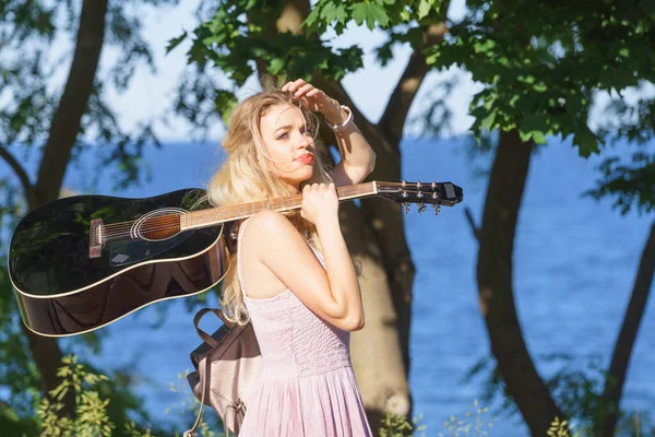 Hippie Looking Young Adult Woman Wearing Gypsy Outfit Having Acoustic — Stock Photo, Image