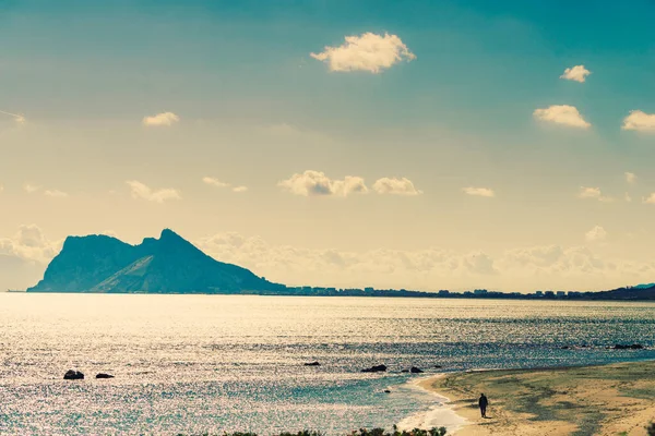 Paesaggio Marino Con Roccia Gibilterra All Orizzonte Vista Dalla Spiaggia — Foto Stock