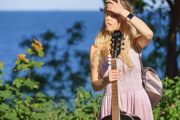 Hippie Zoek Jonge Volwassen Vrouw Dragen Zigeuner Outfit Met Akoestische — Stockfoto