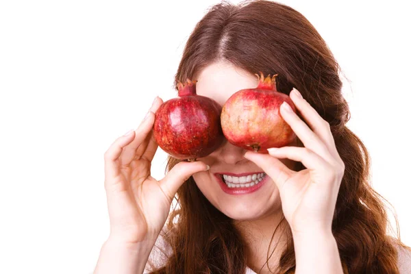 Jovem Alegre Brincando Com Frutas Romã Isolada Branco Alimentação Saudável — Fotografia de Stock