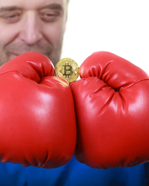 Punaiset Nyrkkeilyhanskat Kädessä Bitcoin Symboli Internet Cryptocurrency State Käsite — kuvapankkivalokuva