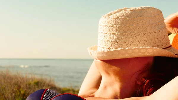 旅行の自由の概念 椅子でリラックスした観光成熟した女性 日光浴 夏のビーチ休暇をお楽しみください 帽子で覆われた顔 — ストック写真