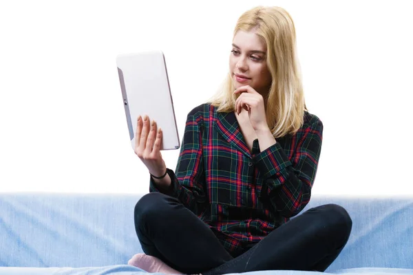 Junge Teenagerin Nutzt Tablet Während Sie Auf Dem Sofa Sitzt — Stockfoto