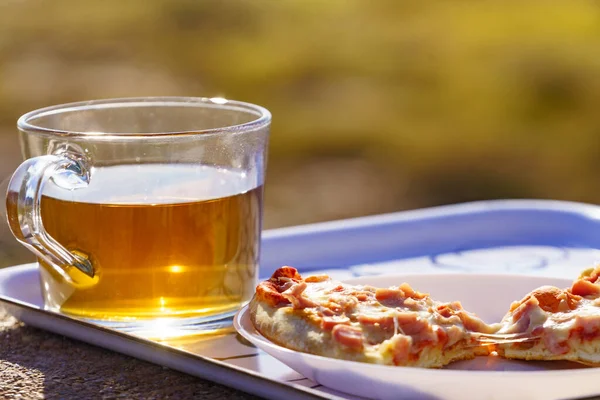 Tasse Thé Tranches Pizza Dans Assiette Repas Extérieur — Photo