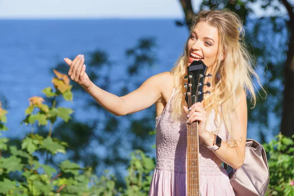 Hippie Zoek Jonge Volwassen Vrouw Dragen Zigeuner Outfit Met Akoestische — Stockfoto