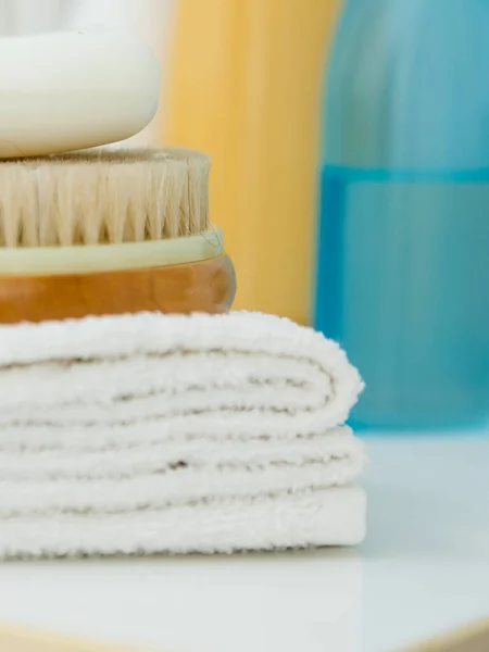 个人卫生用品 清洁毛巾 刷子和肥皂 淋浴配件概念 — 图库照片