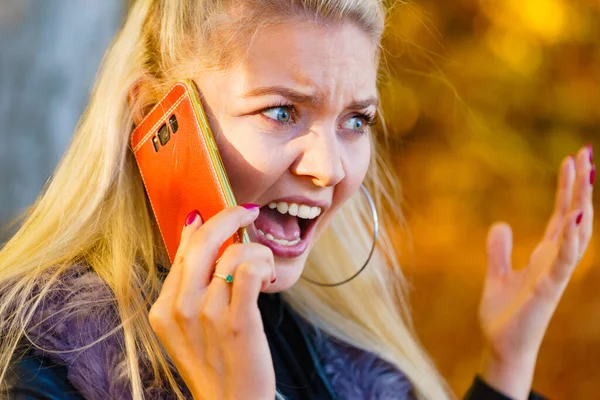 Blonďatá Žena Procházející Podzimním Parku Používající Mobilní Telefon Naštvaná Žena — Stock fotografie