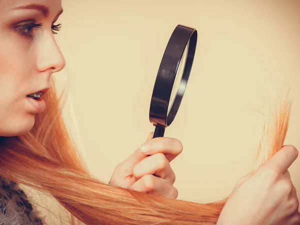 Saç Bakımı Sağlık Problemi Konsepti Mutsuz Sarışın Kadın Büyüteçle Sarı — Stok fotoğraf