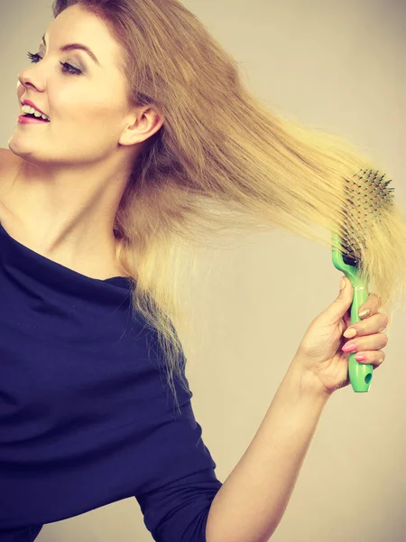 Donna Spazzolando Suoi Lunghi Capelli Biondi Con Pennello Routine Bellezza — Foto Stock