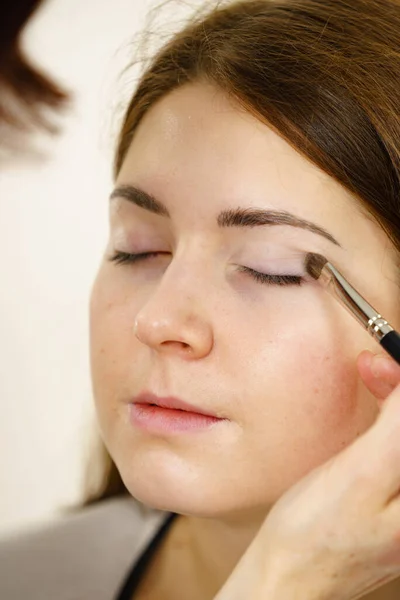 Två Kvinnor Ansiktsmålning Makeupartist Som Applicerar Skuggor Modellögat Kosmetiska Skönhetsingrepp — Stockfoto