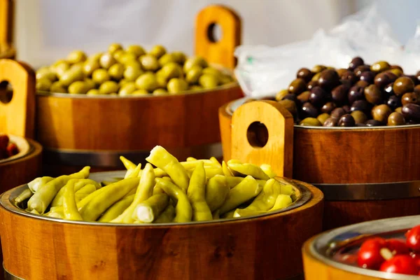 Grüne Paprika Und Oliven Zum Verkauf Auf Dem Markt — Stockfoto