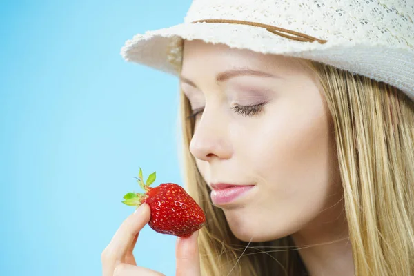 若い女性は 青の新鮮なイチゴ果実の臭いがする目を閉じた 健康的な食事 — ストック写真