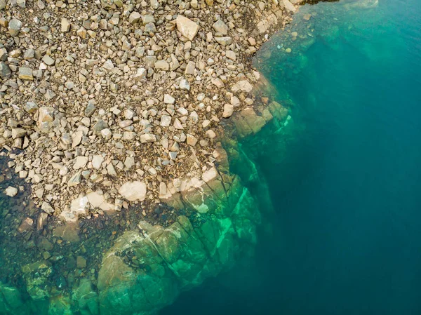 Wyczyść Błękitną Wodę Morską Kamienia Skalistego Brzegu Widok Góry Dół — Zdjęcie stockowe
