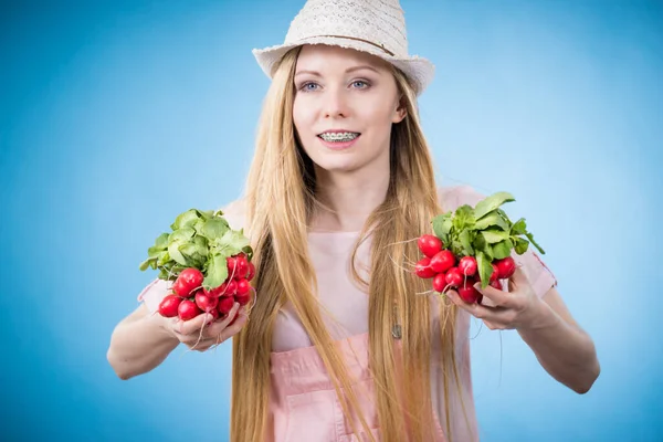 Chica Pelo Largo Rubia Adolescente Positiva Que Usa Ropa Verano — Foto de Stock