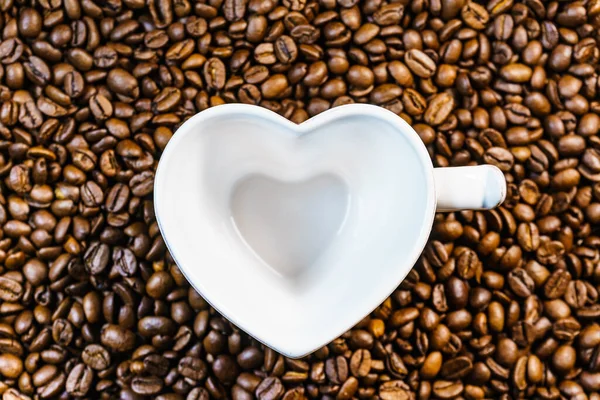 Kahve Zamanı Kavrulmuş Kahve Çekirdeği Arka Planında Kalp Şeklinde Beyaz — Stok fotoğraf