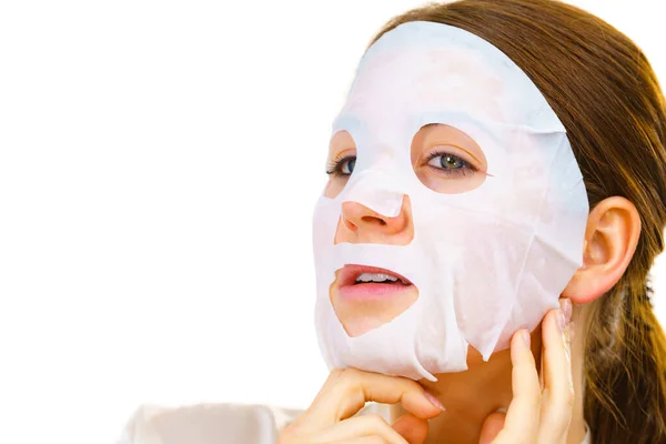 Mulher Aplicar Máscara Lençol Rosto Branco Menina Cuidando Pele Tratamento — Fotografia de Stock
