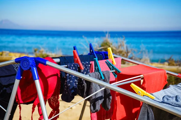海滩露营 冒险的概念 衣服挂在洗衣店的晾晒线上 与大海相对照 — 图库照片