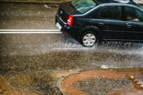 Chuva Cidade Carro Dirigindo Rua Durante Chuva Salpicos Água Derrames — Fotografia de Stock