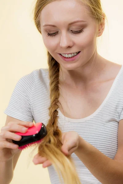 Blond Meisje Met Lang Vlecht Haar Borstel Een Meisje Dat — Stockfoto