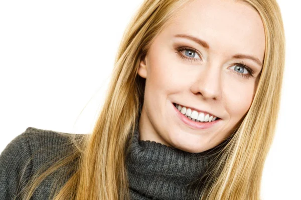 Lächelnde Junge Frau Mit Langen Haaren Und Warmem Grauen Pullover — Stockfoto
