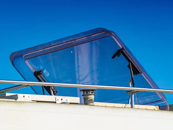 Солнечная Крыша Разбитое Панельное Окно Крыше Автомобиля Camper Фоне Голубого — стоковое фото