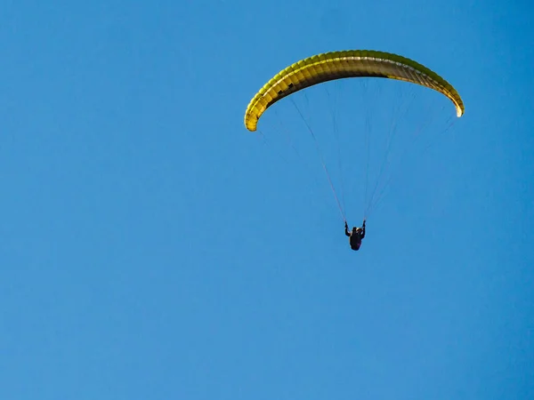Paragliding Extreme Sport Paraglider Silhouette Flying Blue Sky — Stock Photo, Image