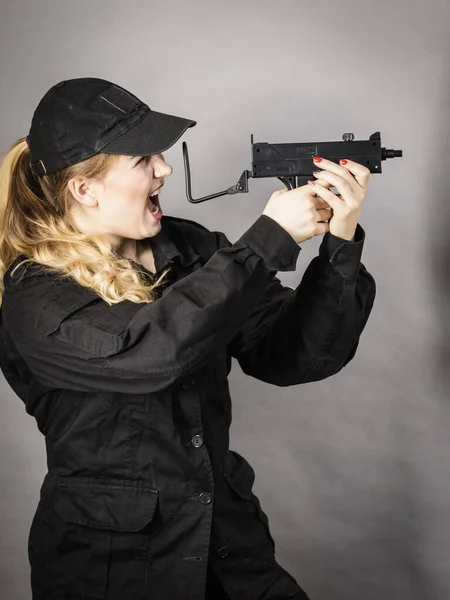 Μια Γυναίκα Κρατάει Αυτόματο Όπλο Στα Χέρια Της Στρατός Όπλο — Φωτογραφία Αρχείου