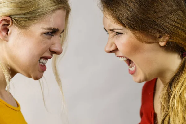 Konflikt Špatné Vztahy Problémy Přátelstvím Dvě Mladé Ženy Tváří Tvář — Stock fotografie