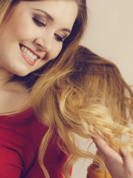 Mulher Olhando Seu Longo Cabelo Cor Ombre Penteado Cores Cuidados — Fotografia de Stock