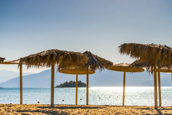 Sombrillas Que Dan Sombra Playa Arena Sin Nadie Cerca Del — Foto de Stock