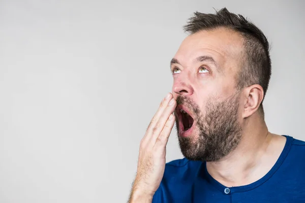 Volwassen Uitziende Man Gevoel Slaperig Moe Naar Bed Gaan Krijgen — Stockfoto