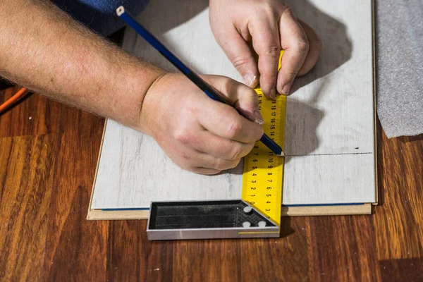 Construcion Worker Measuring Floor Panels Using Ruler Pencil Home Renovation — Stock Photo, Image