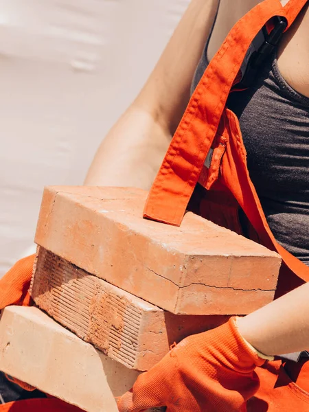 Unerkennbare Frau Arbeitet Auf Baustelle Baut Haus Verlegt Ziegel Industriearbeitskonzept — Stockfoto