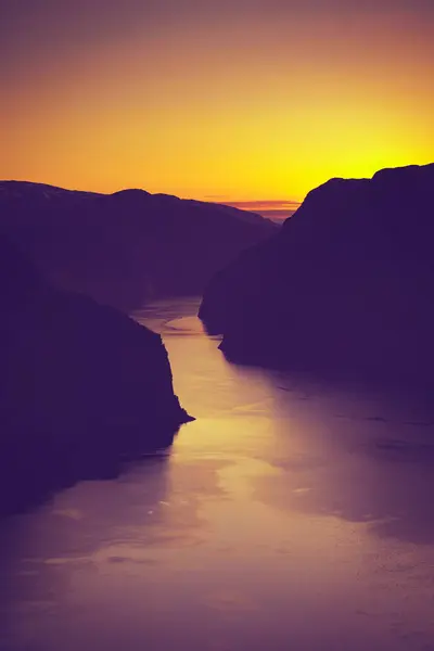 惊人的日落笼罩在峡湾和高山上 挪威斯堪的纳维亚半岛的Aurlandsfjord景观 被称为 的国家旅游道路 — 图库照片