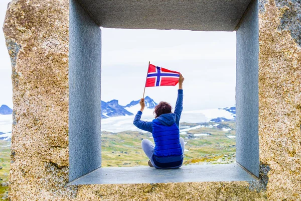 Turist Kadın Elinde Norveç Bayrağı Tutarken Mefjellet Bakış Açısından Dağların — Stok fotoğraf