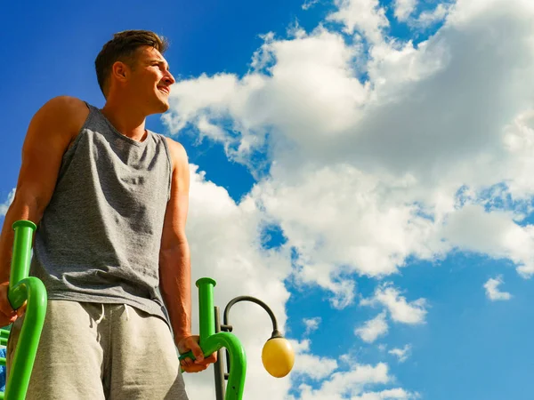 Joven Hombre Guapo Haciendo Ejercicio Gimnasio Aire Libre Tipo Deportivo — Foto de Stock